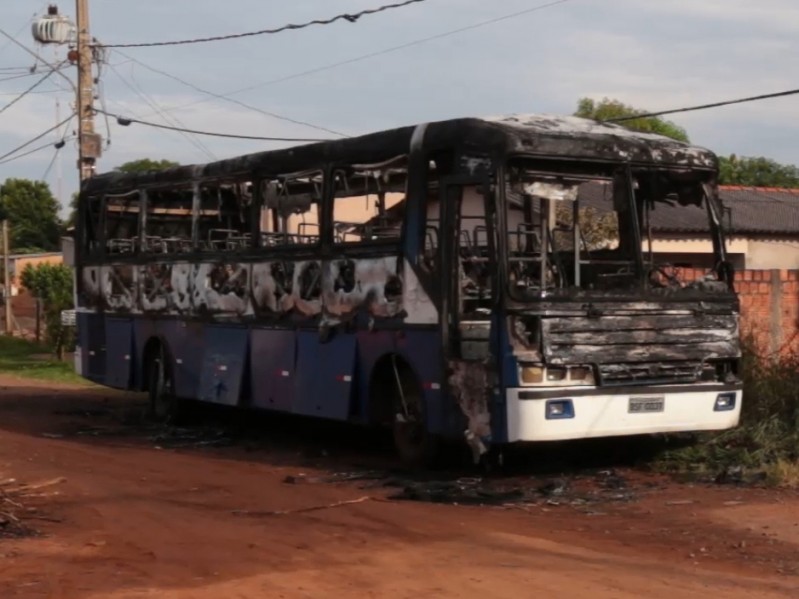 Um dos alvos foi um ônibus particular que estava estacionado em frente a uma igreja. (Foto: Marcos Ermínio)