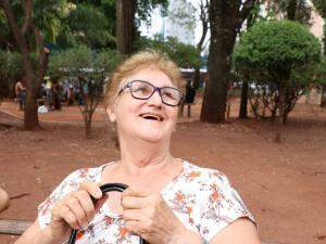 Maria Iraídes nem quer pensar na volta do horário. "Tá bom assim" (Foto: Henrique Kawaminami)