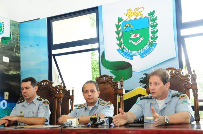 PM apresenta policiamento para folia 2013 em Mato Grosso do Sul. Comandante do Policiamento do Interior, Nelson Silva, Comandante Geral da Polícia, Carlos Alberto, e Comandante do Policiamento Metropolitano, Nelson Antônio da Silva.