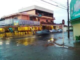 Mesas ficam a maior parte do dia nas calçadas em local movimentado.