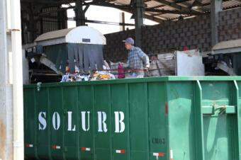 Rejeito e materiais contaminados são acondicionados em caçambas e lavados ao aterro sanitário. (Foto: Kísie Ainoã)