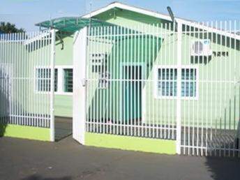 Fachada da escola que atende 76 pessoas com deficiência mental. (Foto: reprodução/Facebook)
