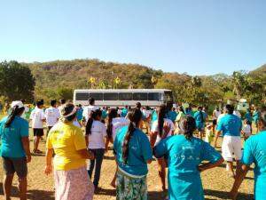Eles receberam orientação de profissionais, que deram aula de cima do ônibus. (Foto: Dionedison Terena)