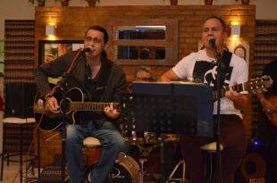 Restaurante tem música ao vivo com Américo e Nando. (Foto: Divulgação)