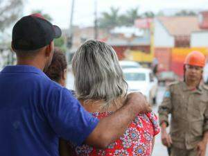 Esposa da vítima acompanha salvamento (Foto: Marcos Maluf)