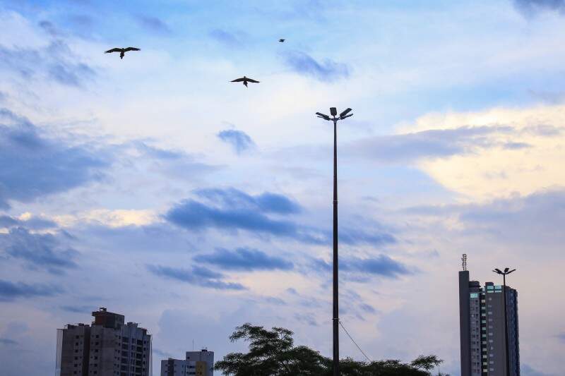 Terça-feira (29) inicia com céu parcialmente nublado e mínima de 22ºC em Campo Grande. (Foto: Marina Pacheco)