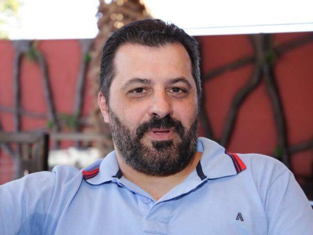 Antônio é um dos sócios do Grous e conta como surgiu a ideia de criar um bar com temática diferente (Foto: Kisie Ainoã)