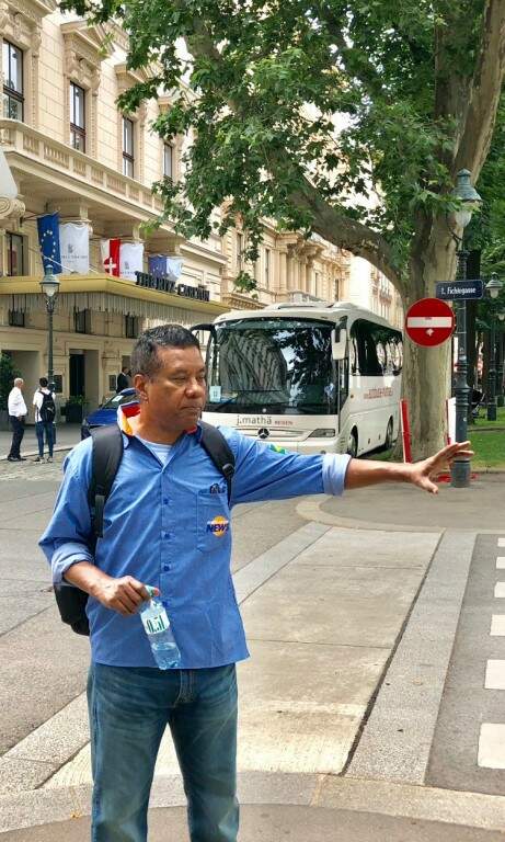Ônibus que levará a Seleção Brasileiro para o treino no Estádio Ernst Happel já está estacionado na frente do hotel (Foto: Rebecca Steimann)