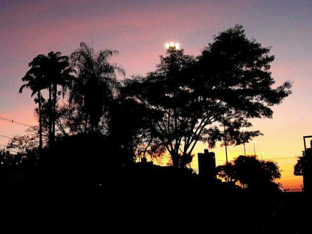 Imagem - do dia amanhecendo em Campo Grande - registrada na Avenida Ricardo Brandão (Foto: Saul Schramm)