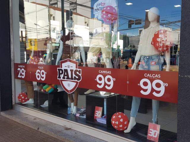 Vitrine de loja de roupas no Centro de Campo Grande: seguimento contribuiu para inflação positiva em julho (Foto: Miriam Machado)
