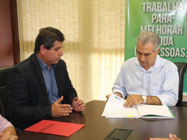 Reinaldo Azambuja assinou nesta quarta-feira projeto que cria o Plano Estadual de Cultura, proposta exaltada por Athayde. (Foto: Divulgação)