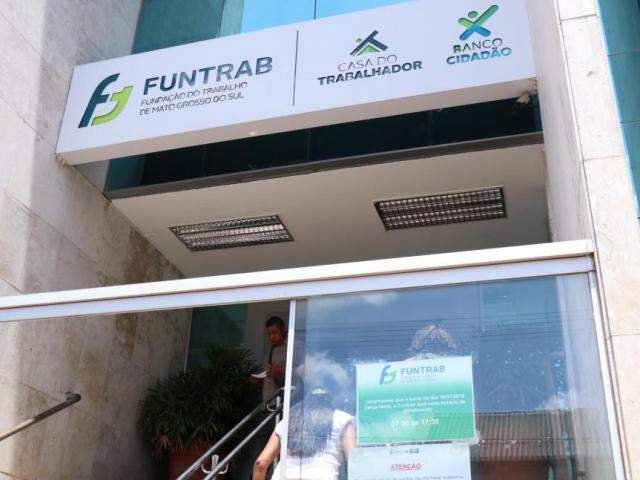 Movimentação de candidatos a uma vaga de emprego na Fundação do Trabalho, localizada no Centro (Foto: Henrique Kawaminami)