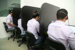 Atendentes solucionam dúvidas de quem compra pela internet. (Foto: Alcides Neto)