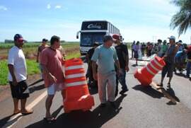 Grupo bloqueou estrada na manhã de hoje. (Dourados News)