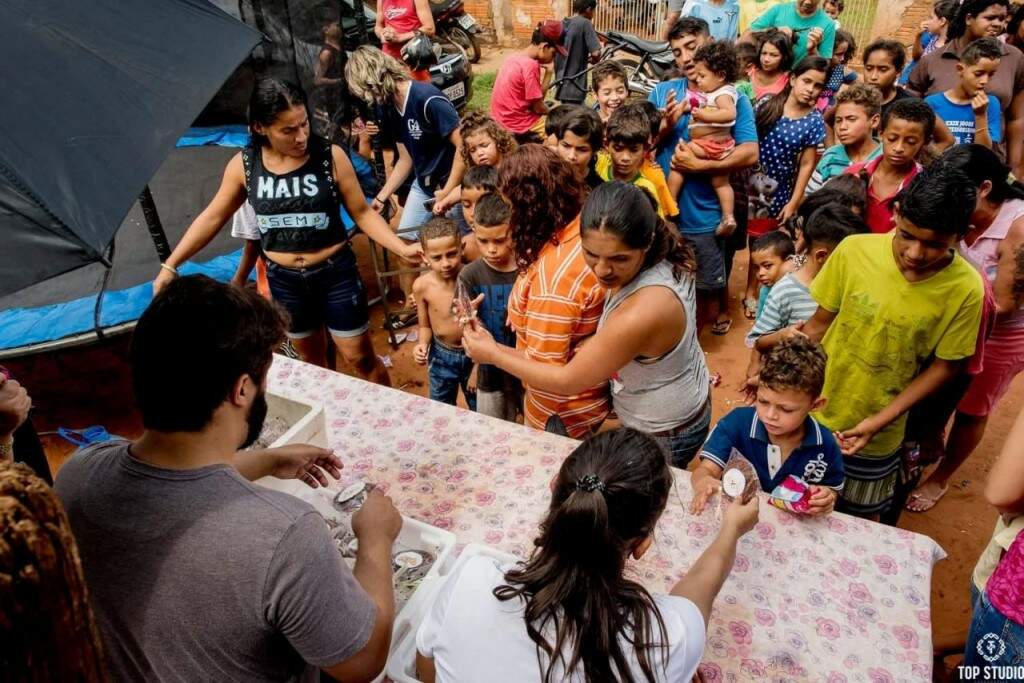 Ajuda quem pode e como pode, se não pode doar dinheiro ou lembranças, ajuda servindo as crianças.(Foto: Top Studio)