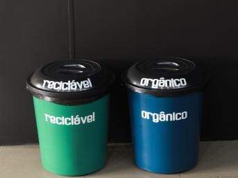 As lixeiras contam com separação de resíduo reciclável e orgânico, sendo apenas duas unidades centralizadas para a captação de todo o lixo. (Foto: Divulgação)