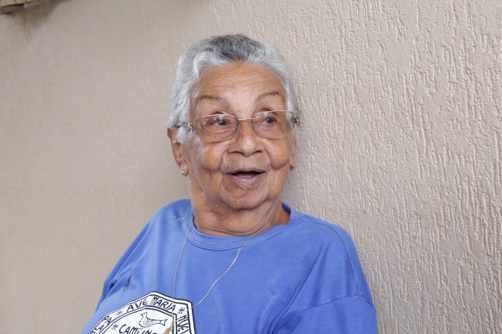 A idosa Luzia Pereira Leite será uma das primeiras da fila quando a vacinação começar (Foto: Kisie Ainoã)