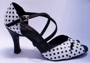 Kelly prioriza encomendar modelos de estampas diferentes para atender as clientes