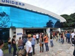 Estudantes na entrada da Uniderp, uma das universidade que têm acadêmicos financiados pelo programa do governo federal (Foto: Arquivo)