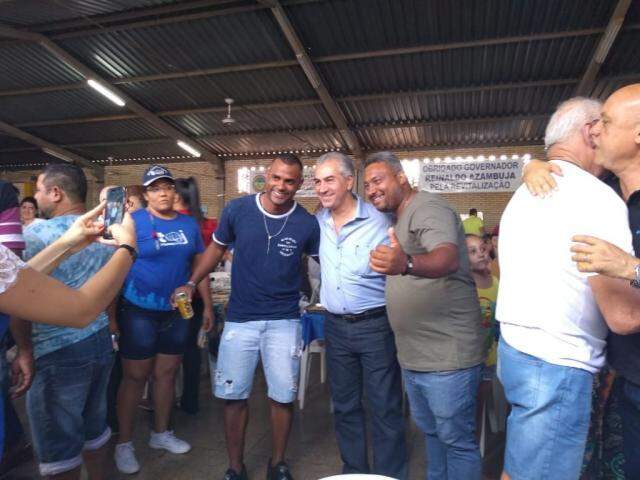 Reinaldo Azambuja, que busca releição ao governo, entre apoiadores do partido - candidato foi o único a cumprir agenda na área urbana da Capital (Foto: Izabela Sanchez)
