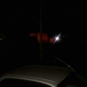 Flash da câmera reflete no carro e cria uma das poucas áreas iluminadas na foto, diante da escuridão da rua (Foto: Direto das Ruas)