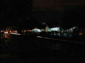 Posto de saúde é o único ponto de luz na Vila Almeida (Foto: Direto das Ruas)