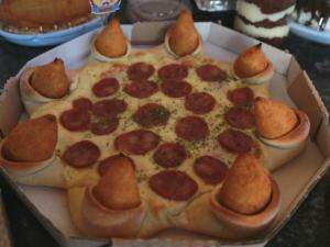 E a pizza sabor calabresa.