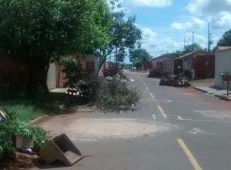 Com tanto lixo, fica difícil transitar com algum veículo. (Foto: Direto das Ruas)