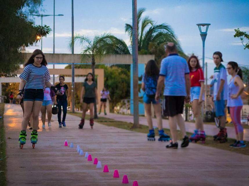 Grupo se encontra todo dia na Orla Morena para andar de patins e alugar para quem não tem condições de ter um. (Foto: Reprodução/Facebook)