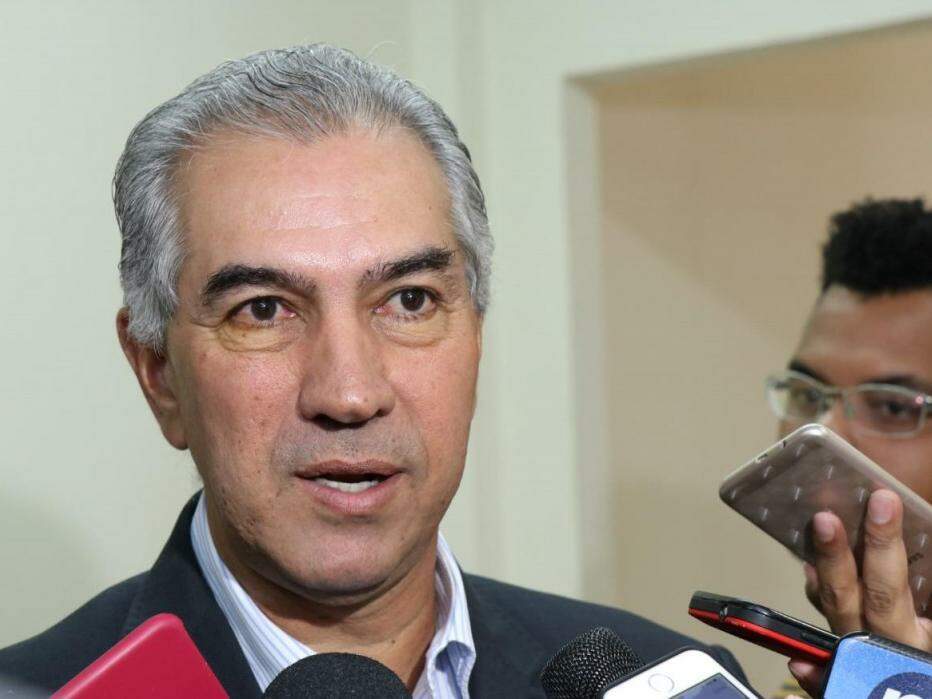Governador Reinaldo Azambuja durante entrevista após reunião dos vereadores na Câmara de Campo Grande (Foto: Henrique Kawaminami)