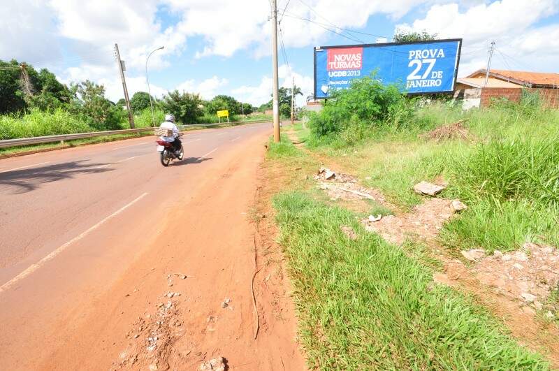 Mato Alto Entulho E Caladas Quebradas Atrapalham Passagem De