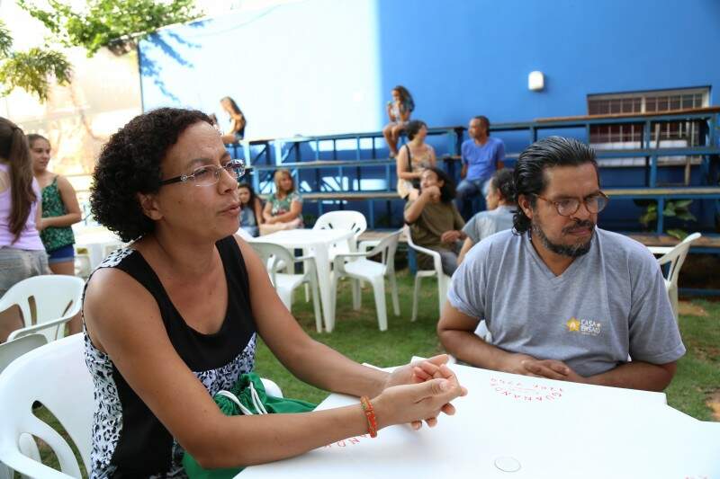 Maria Eliane e Adriano, casal que de padrinhos se tornaram pais dos meninos. (Foto: Fernando Antunes)