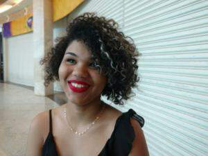Ritiele trabalha no shopping e acha triste ver colegas serem demitidos quando lojas fecham as portas.