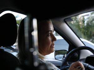 Ela sempre sonhou em ser motorista.
