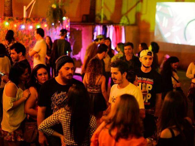 O Oka Hostel já recebeu a edição de comemoração de duas décadas do “Sarau do Zé Geral” e a festa “Tropicanapa”, além do “Sarauçaço” da Casa de Ensaio. (Foto: Divulgação)