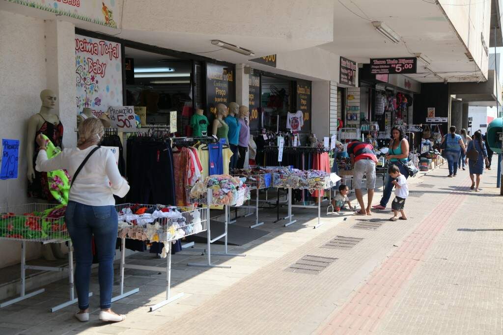 Lojas de quinquilharias e bugigangas instaladas onde era a recepção do Hotel Campo Grande (Foto: João Paulo Gonçalves)