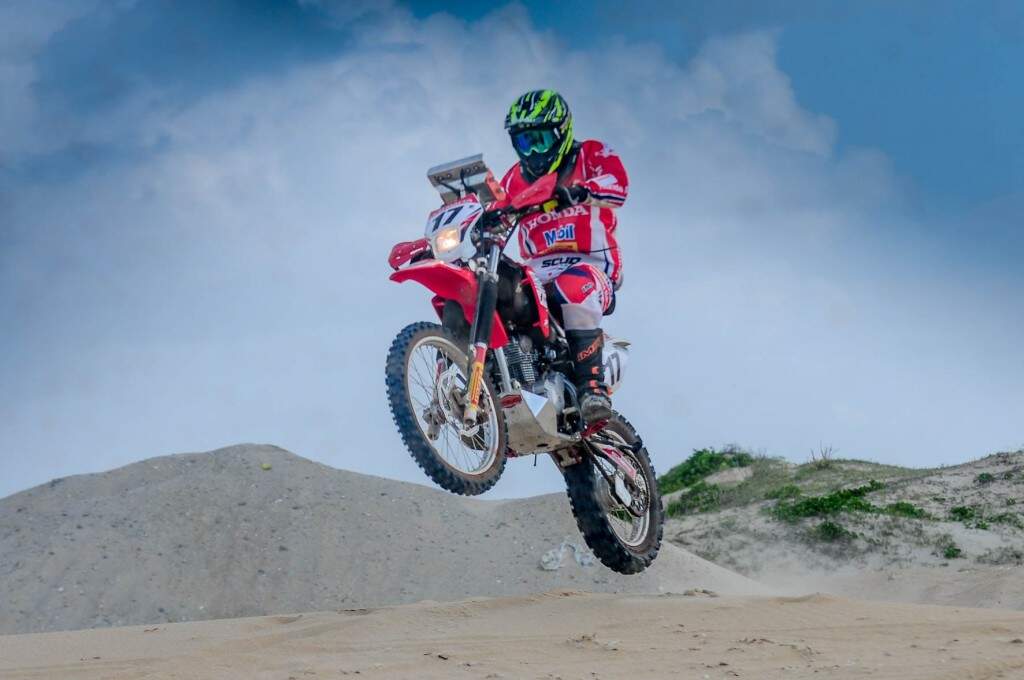 O experiente piloto Jean Azevedo, da equipe Honda, vem em busca de mais um título no Rally dos Sertões (Foto: Vinicius Branca/Vipcomm)