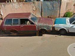 Carcaças de carros são usados como brincadeira de crianças, o que aumento o risco de acidentes. (Foto: Reprodução/WhatsApp)