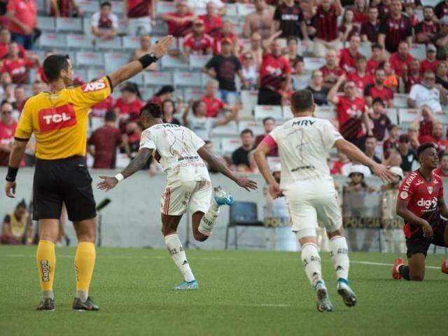 De branco na Arena da Baixada, Flamengo retorna ao Rio com vitória de 2 a 0 graças a gols de Bruno Henrique. (Foto: Alexandre Vidal/CRF/Divulgação)
