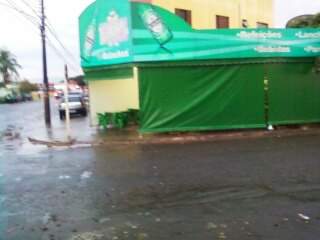 Toldo deixa ainda pior a situação para os pedestres.