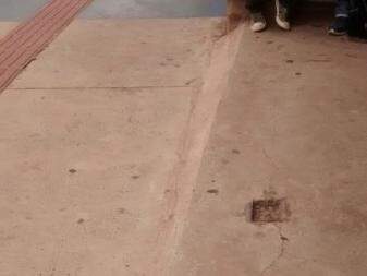Degrau que gerou acidente na frente do Procon na Avenida Treze de Junho (Foto: Direto das ruas)