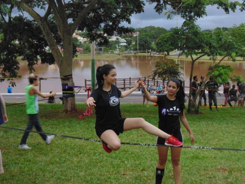 E slackline é tentativa, persistência, é errar e errar, até conseguir. Entre os benefícios para a saúde vão além do físico, que envolve o fortalecimento dos músculos, se estende para o desenvolvimento pessoal. (Foto: Tadeu Wes)