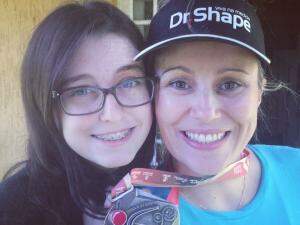 Danny e a filha, Alanis, com a medalha de São Silvestre. (Fotos: Acervo Pessoal)