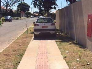 Estacionar um automóvel sobre a faixa destinada a pedestres é uma infração grave, somam 5 pontos na carteira e pode custar até R$ 127,69 e remoção do veículo. (Foto: Direto das Ruas)
