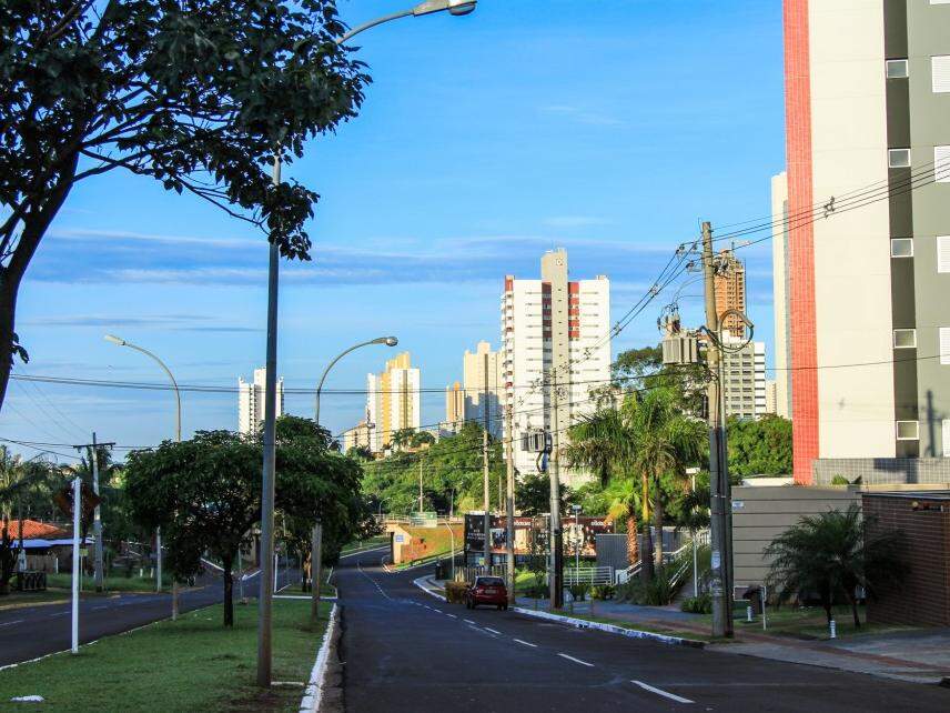 Domingo amanheceu com céu azul de brigadeiro, mas há previsão de chuva em áreas isoladas no período da tarde (Foto: Marina Pacheco)