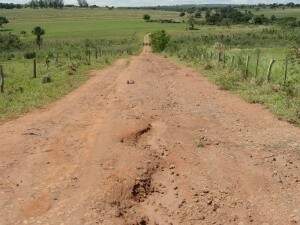 Estrada CG-140, que corta a Bacia do Guariroba, tem processo erosivo e é um dos alvos do MPE. (Foto: Divulgação MPE)