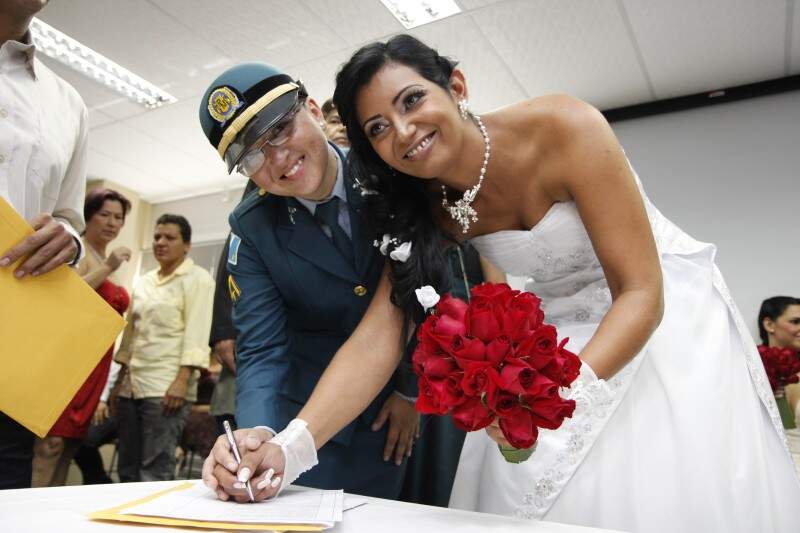 Por amor à mulher e à Polícia. Silvana Gomes casou fardada e Veronice de noiva. As duas agora assinam Lacerda. (Fotos: Cleber Gellio)