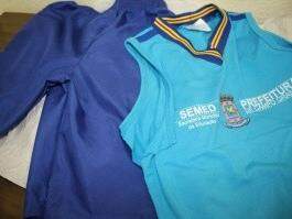 Modelo dos uniformes distribuídos em 2016. (Foto: Arquivo)