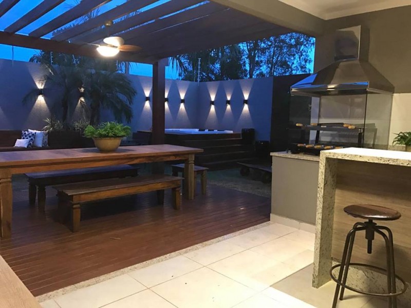 Em 50m², fundos de sobrado ganha área gourmet com spa para