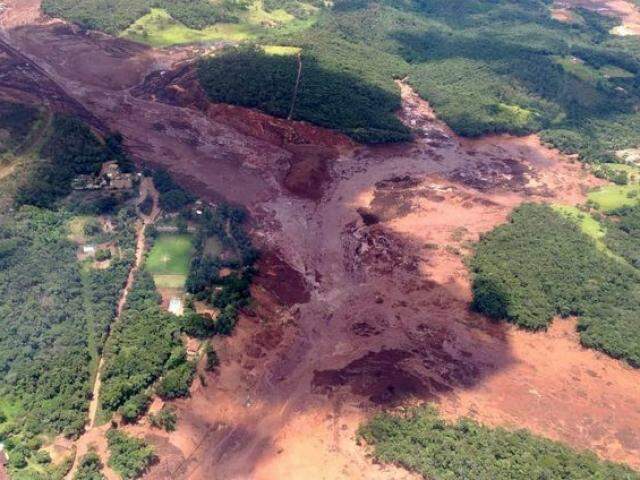 Do alto, rio de rejeitos que destruiu vegetação e "varreu" município do mapa. (Foto: Reprodução/AgênciaBrasil/Corpo de Bombeiros/Divulgação)